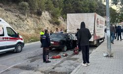 Aydın'da park halindeki kamyonete çarpan otomobildeki 1 kişi öldü, 4 kişi yaralandı