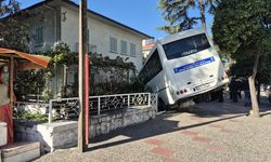 Aydın'da şehir içi yolcu midibüsü bahçe duvarına çarptı