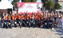 İzmir'de Cumhuriyetin 102. yılı kutlamaları kapsamında Türk bayrağı dokundu