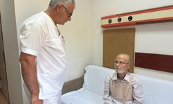 Kalbi 3 kez duran 74 yaşındaki hasta 'literatürlük ameliyat'la sağlığına kavuştu
