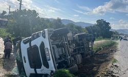 Kiraz'da devrilen kamyonun sürücüsü yaralandı