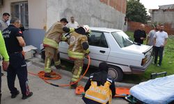 Manisa'da evin duvarına çarpan otomobilde 2 kişi yaralandı