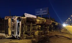 Banaz'da Kontrolden Çıkan Tır Yol Kenarına Devrildi
