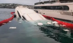 Bodrum'da bağlı olduğu iskelede su alan yatın bir bölümü battı