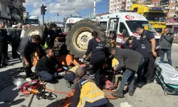 Uşak’ta Tır, Otomobil ve Traktör Zincirleme Kazaya Karıştı