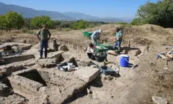 Kolossai Antik Kenti'nde yan yana kaya tekne tipi 60 mezar bulundu