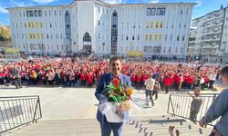 Afyonkarahisar'da kalp krizi geçiren okul müdürünü öğrenciler çiçeklerle karşıladı