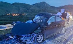 Afyonkarahisar'da tır ile otomobilin çarpıştığı kazada 4 kişi yaralandı