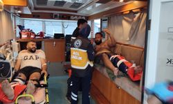 Bodrum'da kayalıklara çarpan lastik bottaki 4 kişi yaralandı