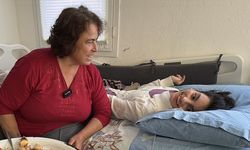 Bodrum'un 'süper babaannesi' bel ağrılarına rağmen torununa özveriyle bakıyor