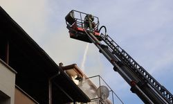 Denizli'de apartmanın çatı katında çıkan yangında 2 kişi dumandan etkilendi