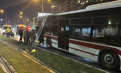 İzmir'de seyir halindeki belediye otobüsü yandı