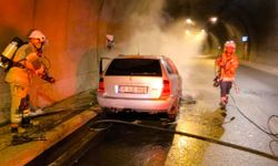 İzmir'de tünelde alev alan otomobil yandı