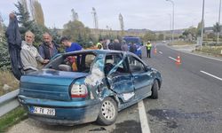 Uşak'ta tır ile otomobilin çarpıştığı kazada 1 kişi yaralandı