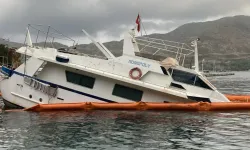 Marmaris'te su alıp yarısı batan tekneden yakıt sızıntısına karşı önlem alındı