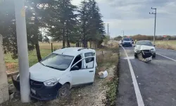 Hafif Ticari Araç ve Otomobil Çarpıştı; 3 Yaralı