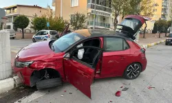 İki Otomobilin Çarpıştığı Kazada Anne ve Kızı Yaralandı