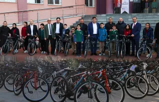 Başkan Çakın, 100 Öğrenciye Bisiklet Dağıttı