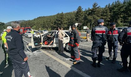 Manisa'da 2 otomobilin çarpıştığı kazada 3 kişi yaralandı