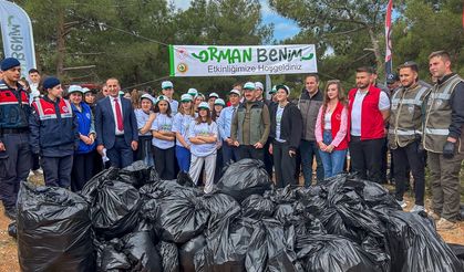 Uşak Valisi Ergün 'Orman Benim' Etkinliği Kapsamında Gençlerle Çöp Topladı