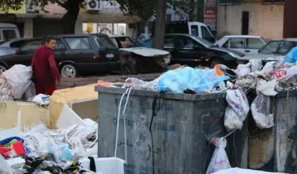 İzmir'in Karşıyaka ve Konak ilçelerinde biriken çöplere mahalleliden tepki