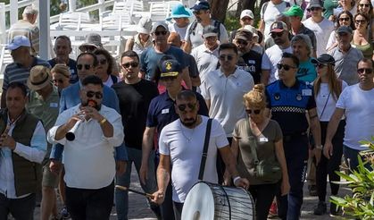 Muğla'da dostluk ve doğa yürüyüşünde Akdeniz'den alınan su Ege'ye döküldü