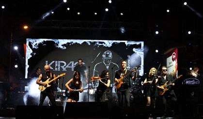 Denizli'de şarkıcı Kıraç sahne aldı