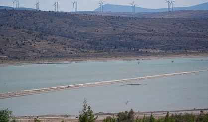 İzmir'de barajda su seviyesi düşünce eski İzmir-Çeşme kara yolu ortaya çıktı