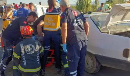 Denizli'de hafif ticari araca çarpan otomobildeki 1 kişi öldü, 5 kişi yaralandı