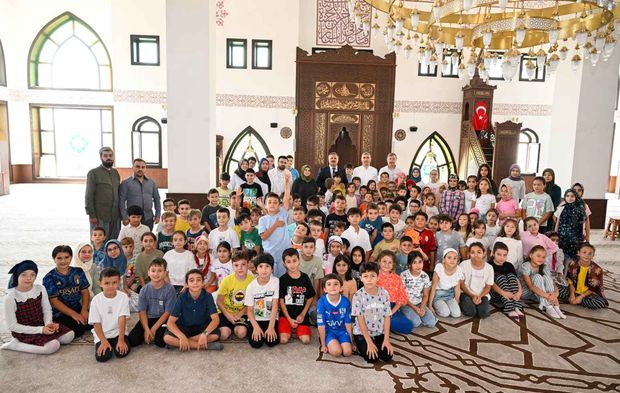Hz. Ebubekir Camii’nde Maneviyatla Büyüyen Yürekler