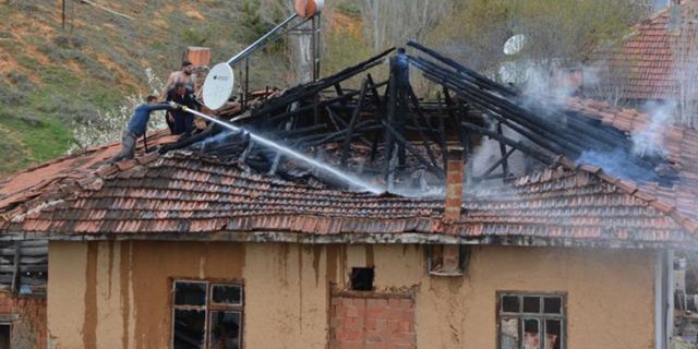 Banaz'da Çıkan Yangında Muhtarın Evi Yandı