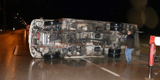 Afyonkarahisar'da park halindeki kamyonete çarpan minibüs sürücüsü yaralandı