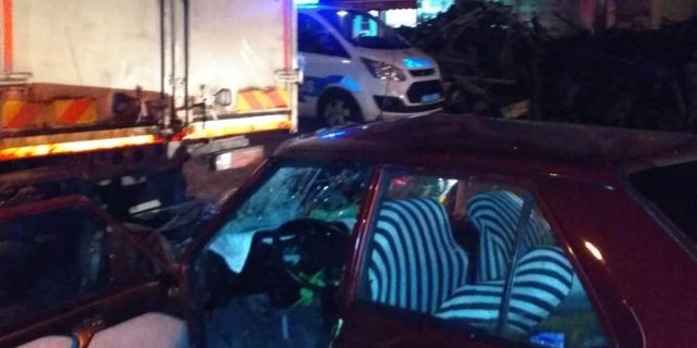 Park Halindeki Kamyona Çarpan Otomobilin Sürücüsü Ağır Yaralandı