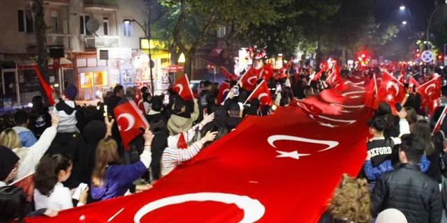 19 Mayıs Kutlamalarında Gençlerden Mehter Marşına Tepki!