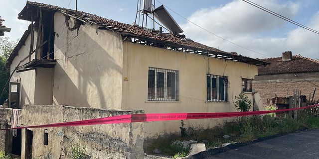 MALATYA - Ağır hasarlı kerpiç evin bir kısmı çöktü