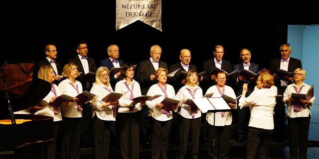 İstanbul Öğretmen Okulları Mezunları Çok Sesli Koro Konseri Muhteşemdi