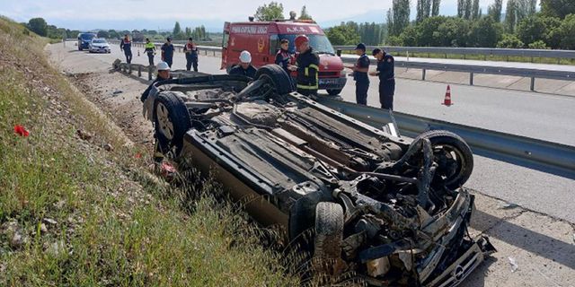 Şarampole Devrilen Otomobildeki 2 Kişi Hastaneye kaldırıldı