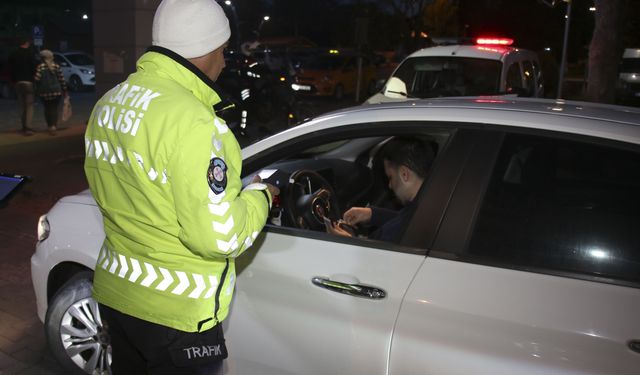 Manisa'da "dur" ihtarına uymayan sürücüyü darbeden polis hakkında soruşturma başlatıldı