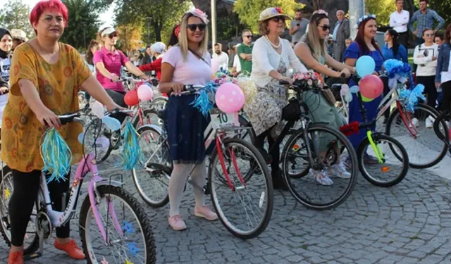 Uşak'ta kadınlar, 'Süslü Kadınlar Bisiklet Turu'nda pedal çevirdi