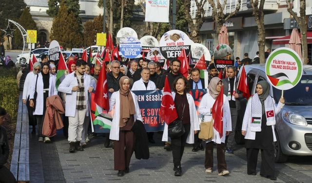 Uşak'ta Hekim ve Sağlık Çalışanlarından Sessiz Protesto Yürüyüşü!