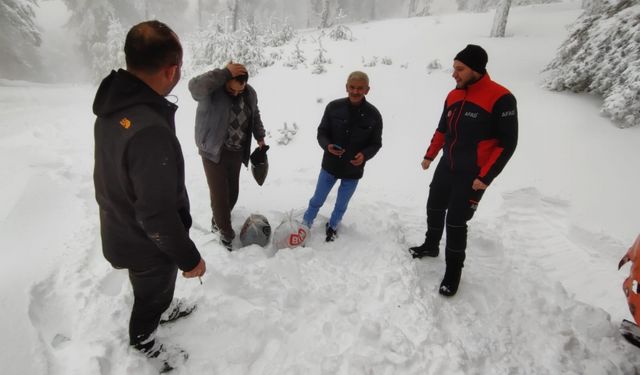 Kütahya'da ormanda kar ve sis nedeniyle  3 kişi mahsur kalandı