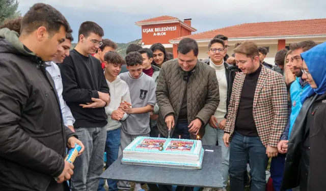 Başkan Çakın Gençlerle Ateş Yaktı, Pasta Kesti