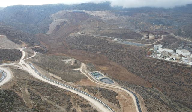 Toprak kaymasının yaşandığı maden ocağında arama çalışmaları sürüyor