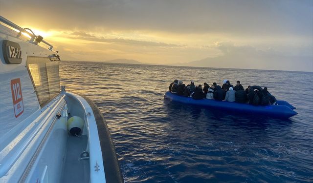 Bodrum açıklarında lastik bottaki 33 düzensiz göçmen kurtarıldı