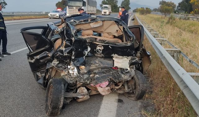 Aydın'da iki otomobil ve tırın karıştığı kazada 2 kişi yaralandı