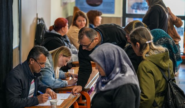 İzmir'de çifte vatandaşlar, Bulgaristan'daki seçimler için oy kullanıyor