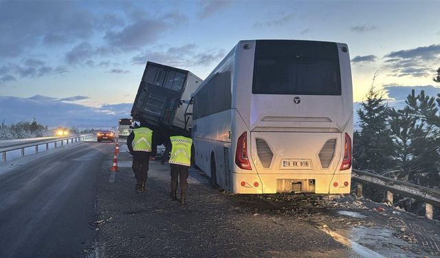 Afyonkarahisar'da 3 aracın karıştığı trafik kazasında 30 kişi yaralandı