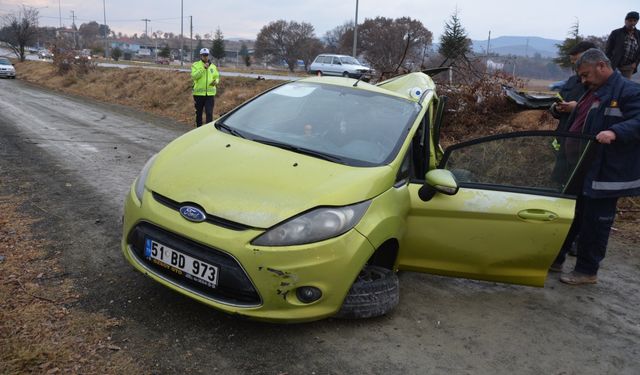 Otomobil Römorka Çarptı; "2 Kişi Yaralandı"