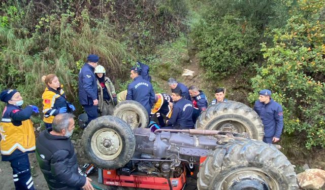 Kütahya'da traktörle otomobilin çarpıştığı kazada 2 kişi yaralandı