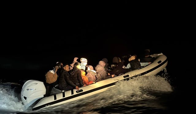 İzmir açıklarında batmak üzere olan bottaki 36 düzensiz göçmen kurtarıldı